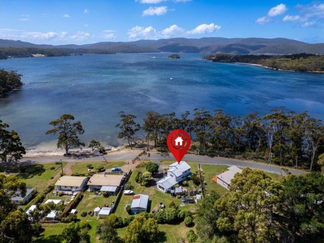 Position, Position, Position! Enjoy this virtual waterfront property