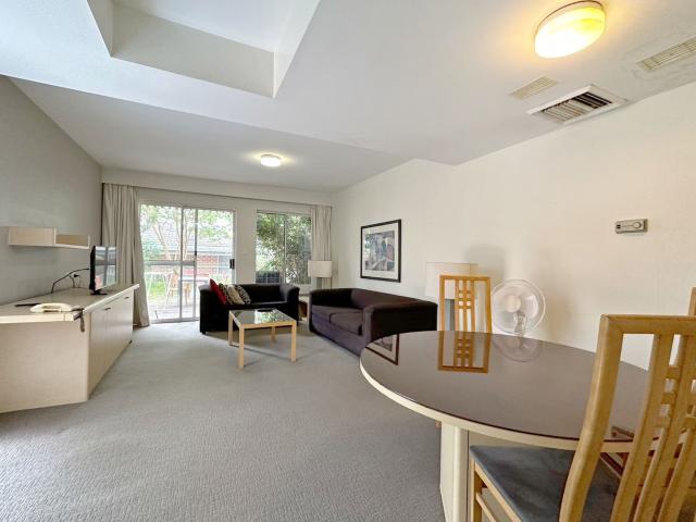Serene urban lifestyle with unique opportunity, well presented in the great location!