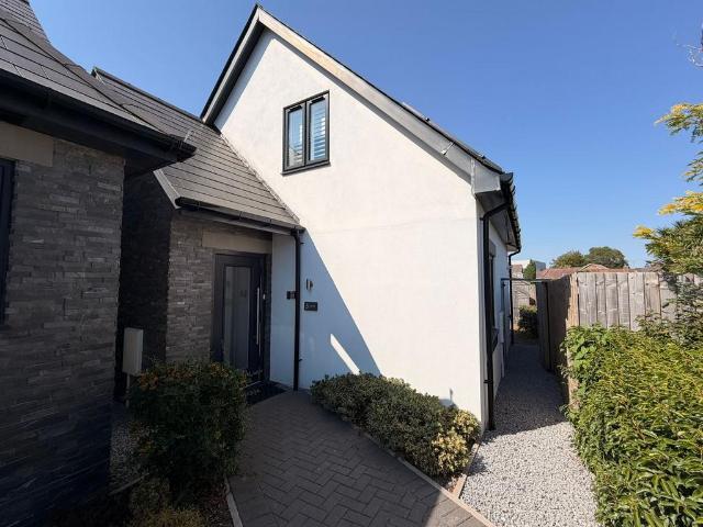 Serenity Gardens, Poole, BH12 2 bed chalet to rent £1,500 pcm £346 pw