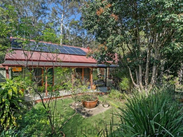 SERENITY IN SUBURBIA WHERE PRIVACY TAKES CENTRE STAGE!