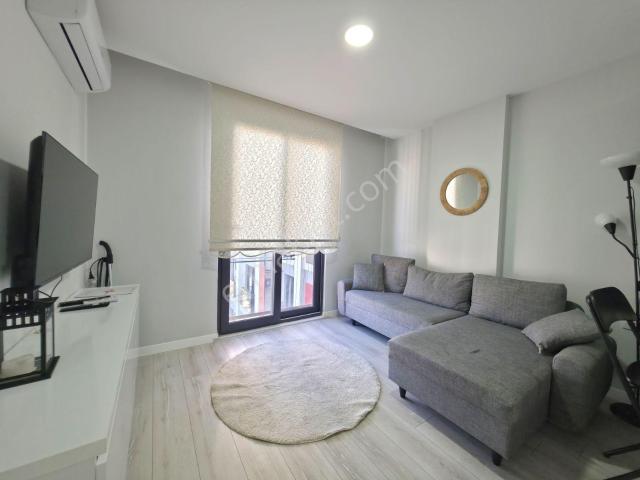 Serhat Özgüner'den Eşyalı Kiralık 1+1 Havuz Cephe Daıre