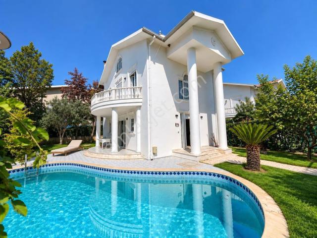 Serik Belek Oteller Bölgesi’nde Müstakil Havuzlu, Bahçeli Kiralık 3+1 Tripleks Villa