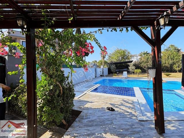 Serik, Kadriye'de Sahile 2 Km. Satılık 4+1 Triplex Villa !