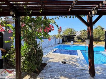 Serik, Kadriye'de Sahile 2 Km. Satılık 4+1 Triplex Villa !