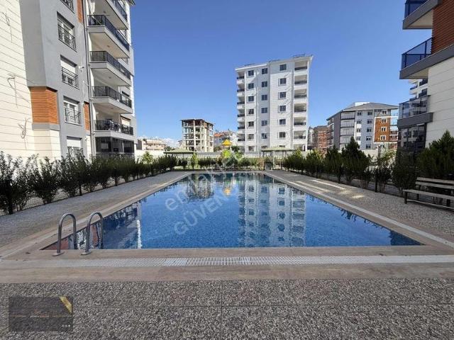 Serik Orta Mahallede Havuzlu Doğalgazlı Geniş 3+1 Kiralık Daire