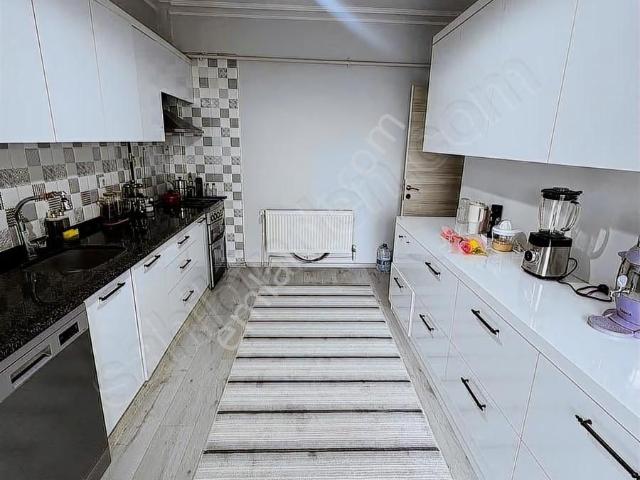 Serik Salı Pazarında Havuzlu Sitede 3+1 Doğalgazlı Satılık Daire
