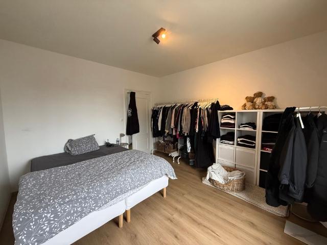 SERSKAMP Ruim, gerenoveerd appartement mét garage