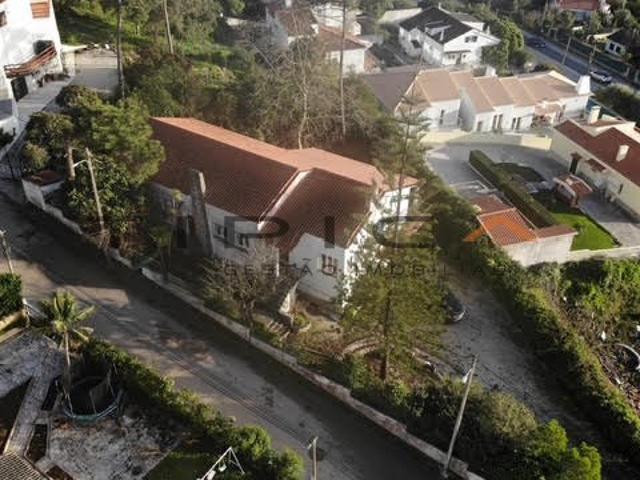Sesimbra /Castelo T4+1 Jardim, Estacionamento, Carregador p/ veículo elétrico | Mobilada | Lareira