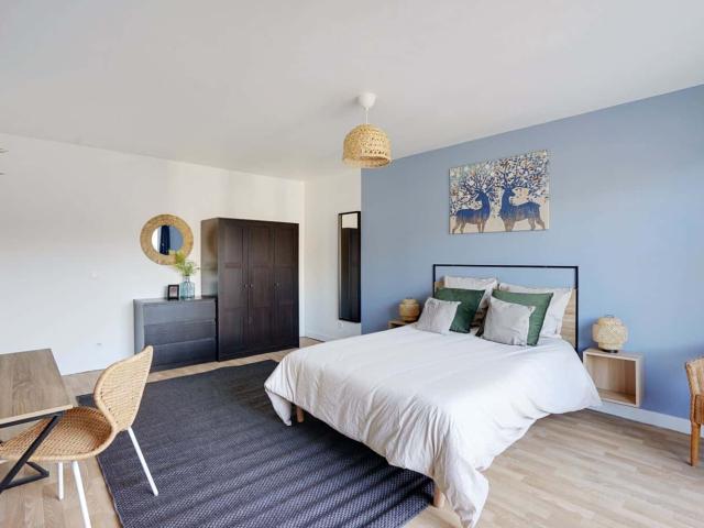 Settle into this 22 m² master bedroom in co living just outside of Paris KRB2