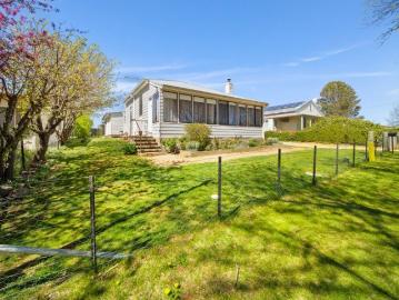 Adaminaby, Snowy River, Victoria - Equipped kitchen
