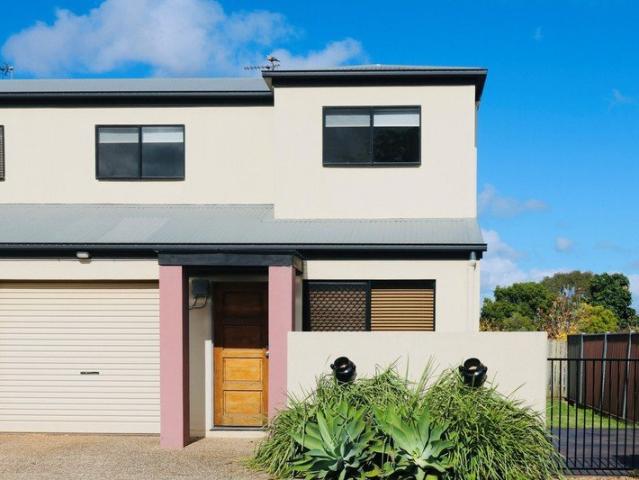 Set & Forget. Stylish Townhouse Close To Everything