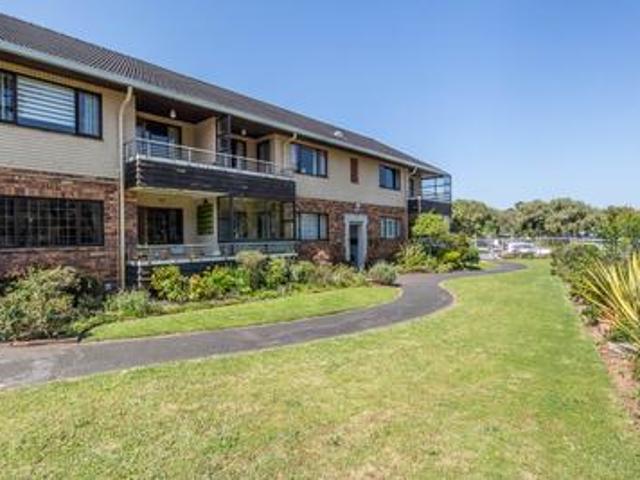 set in sought after pinewood park, t.