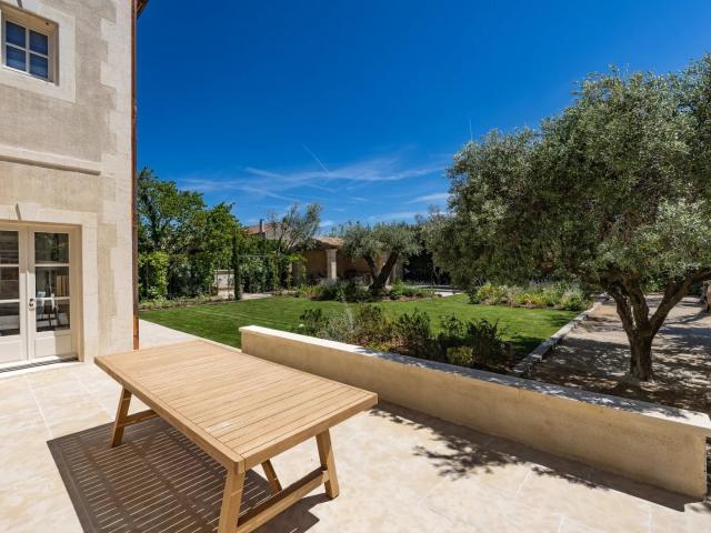 Set in the heart of the village of Maussane les Alpilles, th. 279m² Maussane Les Alpilles