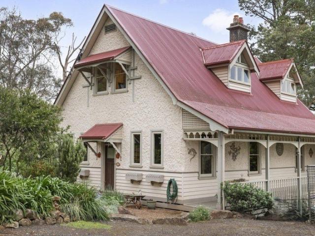 Set on the banks of the Yarra River just a short walk from the heart of Warrandyte