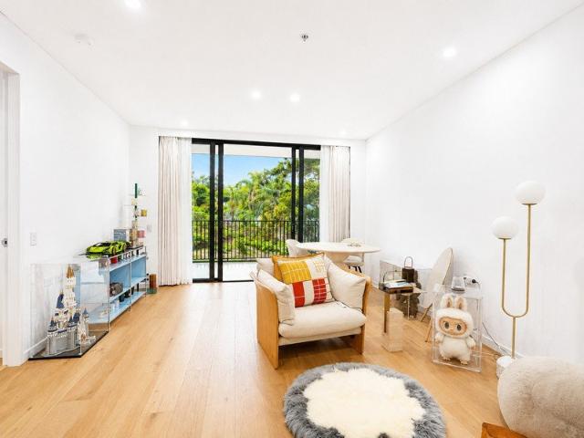Set within an exclusive boutique complex of only 9 apartments, this beautifully designed north west facing corner residence enjoys abundant sunlight, enhanced privacy, and contemporary living at its finest