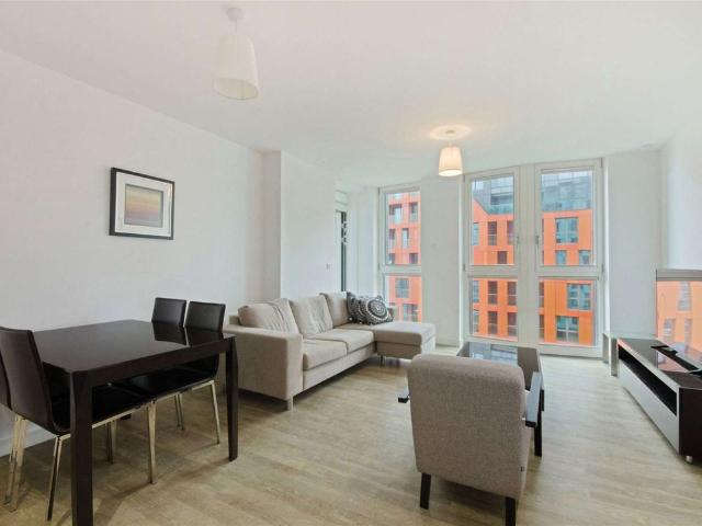 Set within the Enderby Wharf, Riverside development, is this amazing 1 bedroom, 1 bathroom furnished apartment