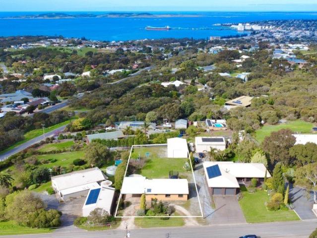 Set yourself up & away with a holiday edge & million dollar bay views
