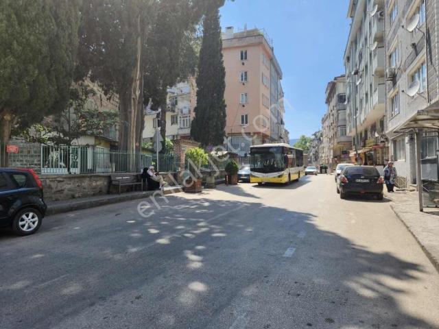 Setelden Emirsultanda Cadde Üstü Kombili Daire