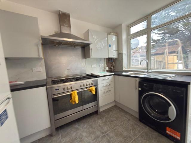seven king IG3 5 bed terraced house to rent £4,000 pcm £923 pw
