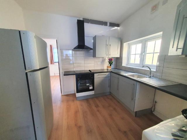 Seven Kings, Essex, IG3 3 bed flat to rent £2,400 pcm £554 pw