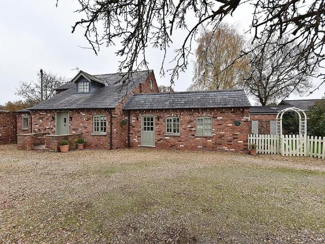 Seven Sisters Lane, Ollerton, Cheshire 3 bed detached house to rent £2,995 pcm £691 pw