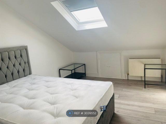 Seven Sisters Road, London N4, 3 bed flat to rent, £2,850 pcm | PrimeLocation
