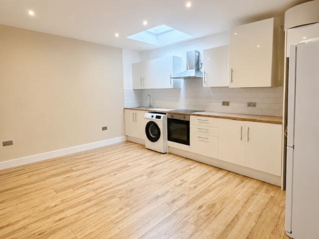 Seven Sisters Road, London, London, N4 3 bed flat to rent £2,800 pcm £646 pw