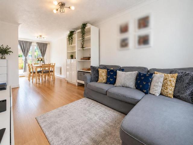 Sevenoaks Close, Sutton 2 bed terraced house to rent £1,900 pcm £438 pw