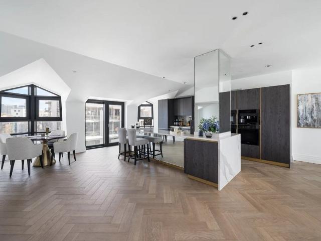 Seventh floor penthouse on Kensington Gardens Square