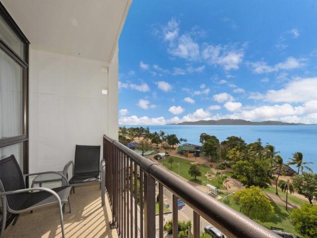 SEVENTH FLOOR STUNNING VIEWS!