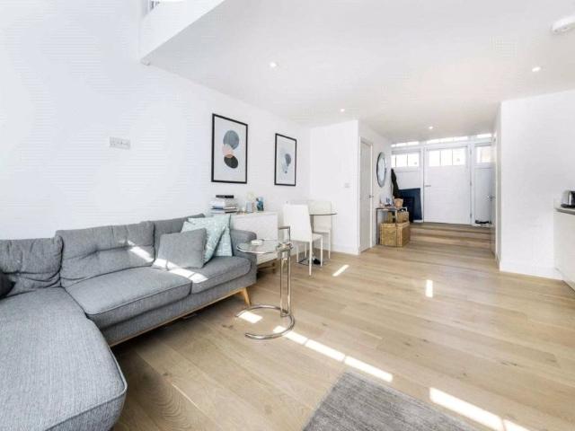 Severn Court, 25 Clyde Square, Limehouse, London E14, 1 bed flat to rent, £2,400 pcm | PrimeLocation
