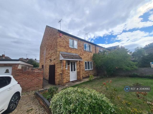 Severn Way, Reading, RG30 3 bed semi detached house to rent £1,700 pcm £392 pw
