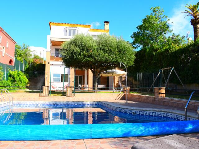 Sevilla Pool & Metro: 2 mins’ walk to the metro