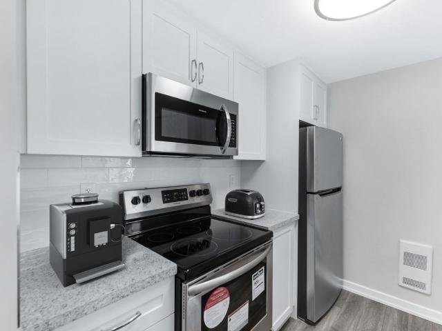 Seville East & West 1 Bedroom Apartment for Rent at 75 Seville West, Mississauga, ON L5B 1E6 Cooksville