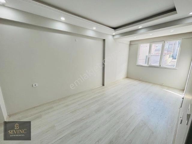 Sevinç'ten Yeni Mahalle'de Beylili Cadde Yakını Balkonlu 2+1