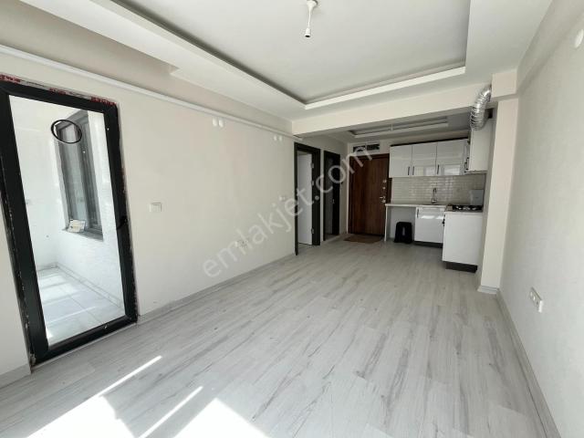 Sevinç'ten Yeni Mahallede Kapalı Balkonlu Ara Kat Kiralık 1+1