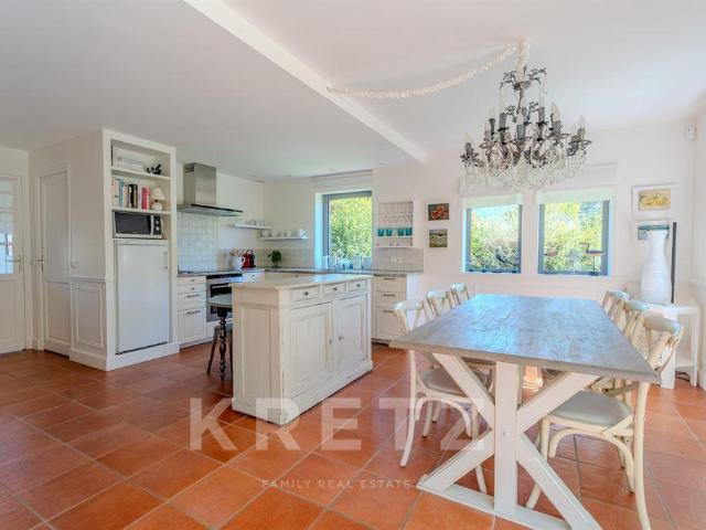 Sévrier Maison 8 pièces à 300 mètres du Lac d'Annecy avec vu. 300m² Annecy