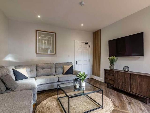 Sewells Walk / Bed Student House / Aug, LN5