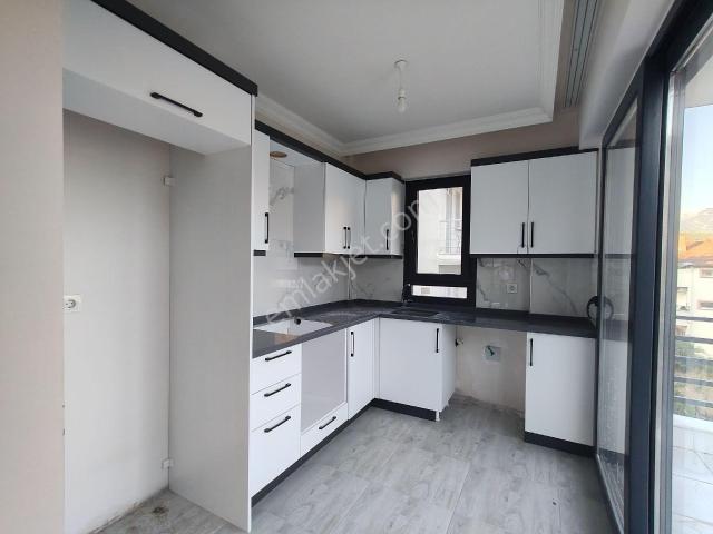 Seydikemer Menekşe Mahallesi’nde Kiralık 2+1 Ara Kat