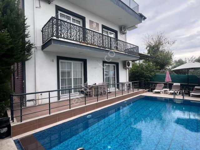 Seydikemer Döğer Mahallesi’nde Havuzlu 4+1 Triplex Villa!