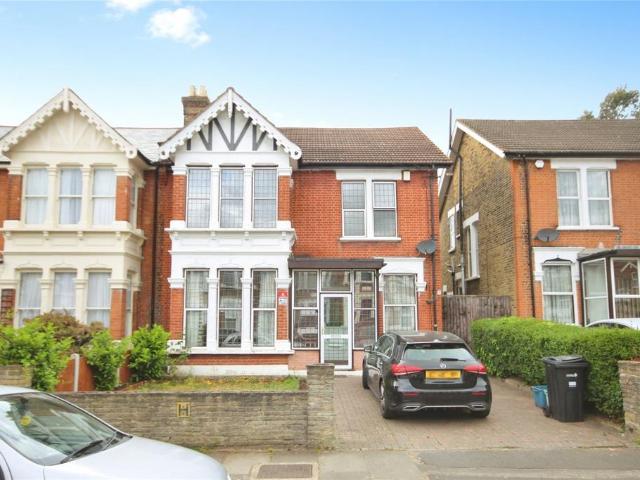 Seymour Gardens, Ilford, IG1 4 bed semi detached house to rent £2,900 pcm £669 pw