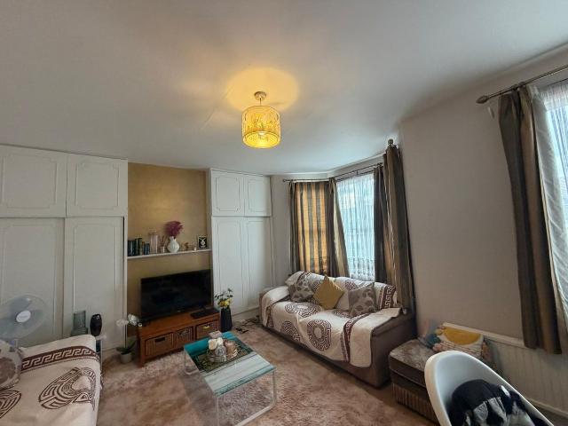 Seymour Gardens, Ilford IG1, 3 bed detached house to rent, £2,195 pcm | PrimeLocation