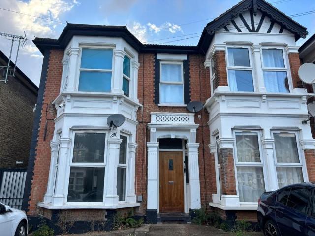 Seymour Gardens, Ilford IG1, Studio to rent, £1,300 pcm | PrimeLocation