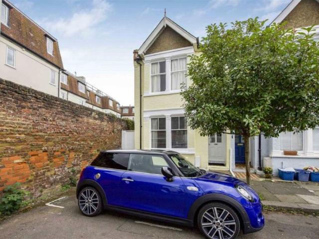 Seymour Gardens, Twickenham TW1 2 bed flat to rent £2,200 pcm £508 pw