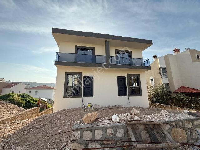 Seyrek Villakent'te Müstakil Havuzlu 3+2 Tripleks Villa