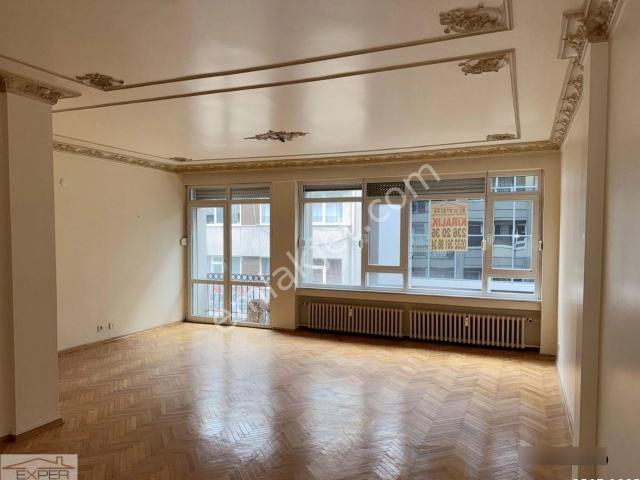 Sezai Selek Sokakta, Asansörlü 4.katta,130m2 Bakımlı Ferah Daire