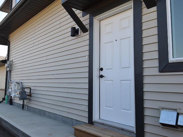 SF351 3 Bed 2.5 Bath Main + 1 Bed 1 Bath Bsmt Suite of a Duplex in ALCES SW 2131b 1 Bed 1 Bath House for Rent
