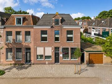Sfeervolle bovenwoning met royaal balkon nabij het