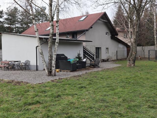 Dwupokładowy dom z dwoma budynkami na dużej działce