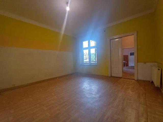 Przestronne 76 m² mieszkanie z dużą piwnicą w centrum Skawiny
